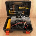 Двубутален Компресор за Гуми Помпа с Части Двуцилиндров в Куфар с Инструменти Пътна Помощ с Лед Фенер - Image 4